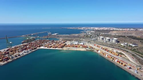 Luftaufnahme des Containerfrachtterminals der Kommerziell, Geschäfts-, Geschäfts-, Logistik- und Transportindustrie