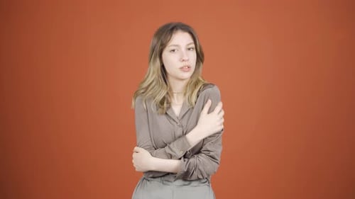Jeune femme froide et tremblante.