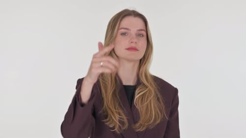 Ruf mich um Hilfe von einer Geschäftsfrau an, die Leute auf weißem Hintergrund einlädt