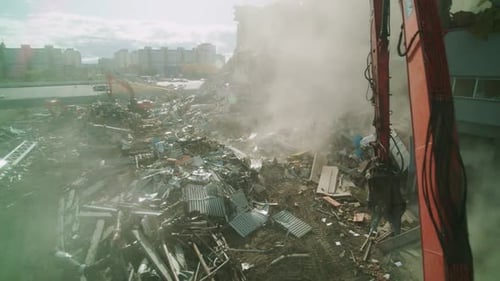 Site de démolition d'un stade de sport détruit avec excavatrice