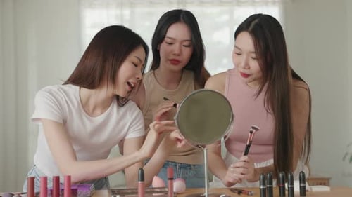 Hautpflege- und Kosmetikversuche unter asiatischen Freundinnen. Beauty-Konzept