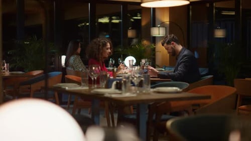 Romantisches Abendessen im Nachtcafé