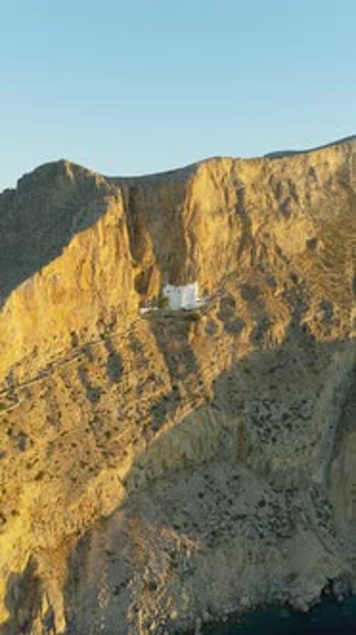 Icónico monasterio ortodoxo griego de Panagia Hozoviotissa que brilla a la luz de la madrugada, Amorgos
