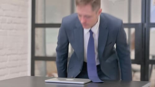 Junger Geschäftsmann kommt und öffnet Laptop zur Arbeit