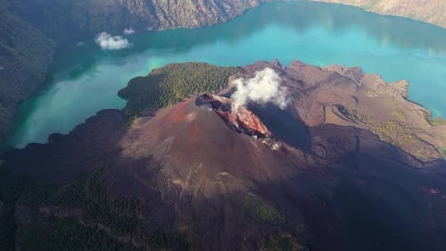 Vista aérea de drone do vulcão Rinjani ativo durante o nascer do sol na ilha de Lombok, Indonésia