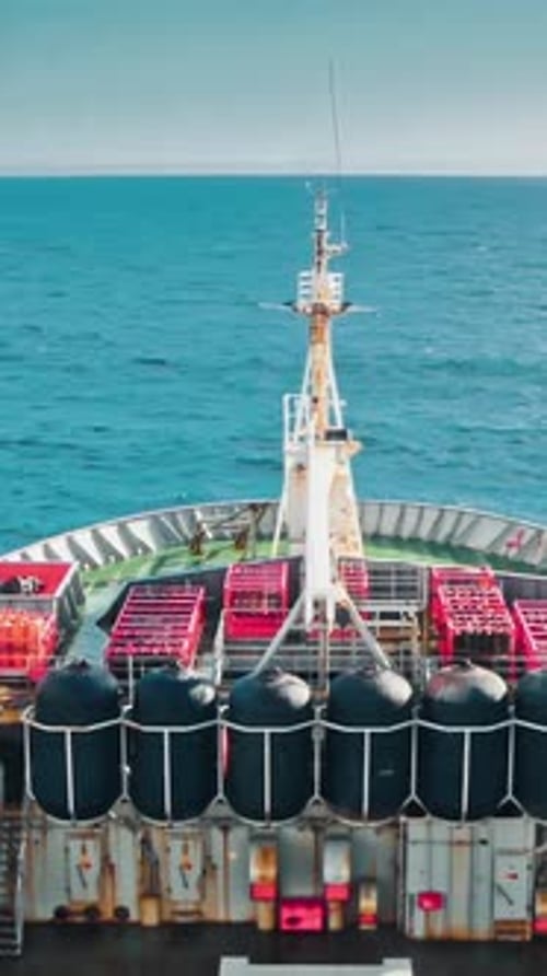 Vertikale Ansicht des Frachtschiffs im Meer
