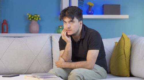 Der Mann schwankt nervös auf seinem Sitz.