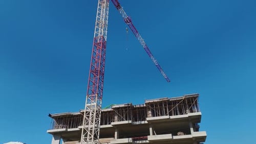 Proyecto de construcción en vídeo aéreo en pleno funcionamiento con obras de hormigón y metal capturadas desde arriba