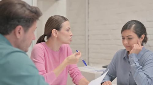 Gros plan d'une femme en colère discutant avec ses coéquipiers