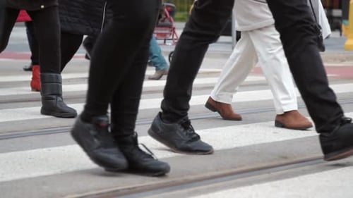 Pessoas na cidade atravessam a rua de perto