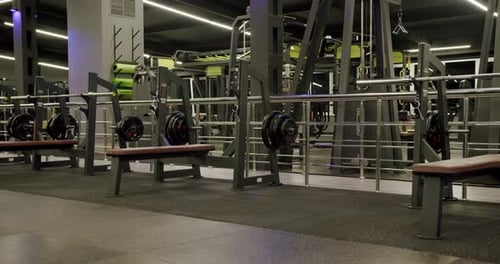 Intérieur de salle de sport moderne vide avec équipement de fitness