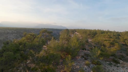 Matin ensoleillé à Guver Kanyonu Seyir Terasi, un canyon massif et une montagne