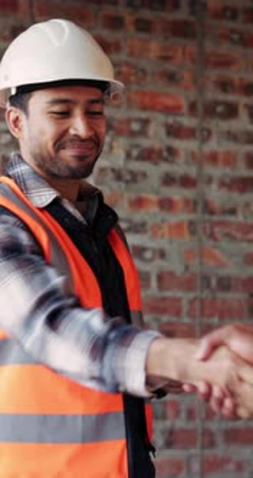Construcción, arquitecto y estrechar la mano de un hombre para asociarse, hacer un trato o sonreír para colaborar