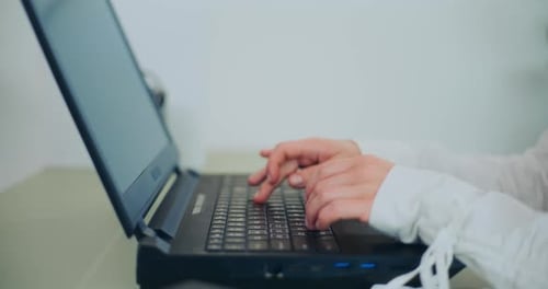 Gros plan des mains en train de taper