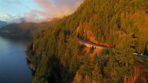 Luftaufnahme auf dem Sea to Sky Highway, Howe Sound und den Fjorden