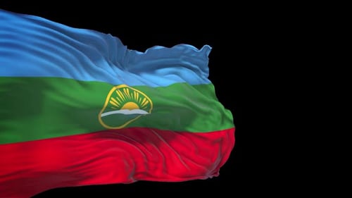 Drapeau de Karachay Cherkessia avec chaîne Alpha