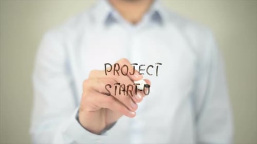 Project Startup Man schreibt auf transparentem Bildschirm