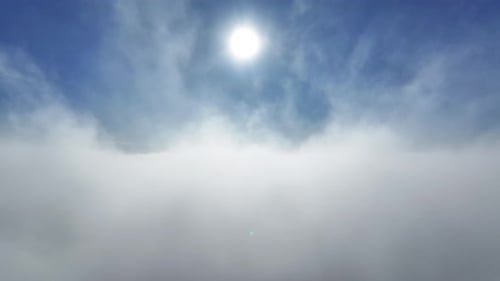 Blauer Himmel Über der Wolkenlandschaft. Sonnenaufgang, neblige Morgenlandschaft
.