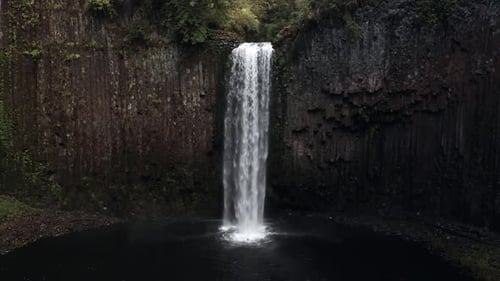 Basaltsäulen-Wasserfall 2 4K