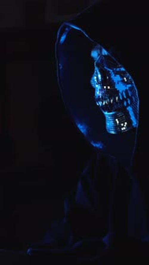 Hacker pesquisando na dark web usando laptop com pouca luz, mostrando crimes cibernéticos, fraudes e anonimato na Internet