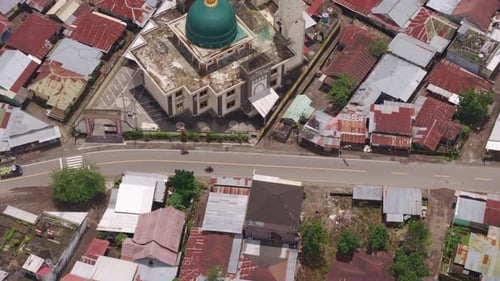 Luftaufnahme des Dorfes mit Moschee und Häusern auf Feldern, Indonesien.