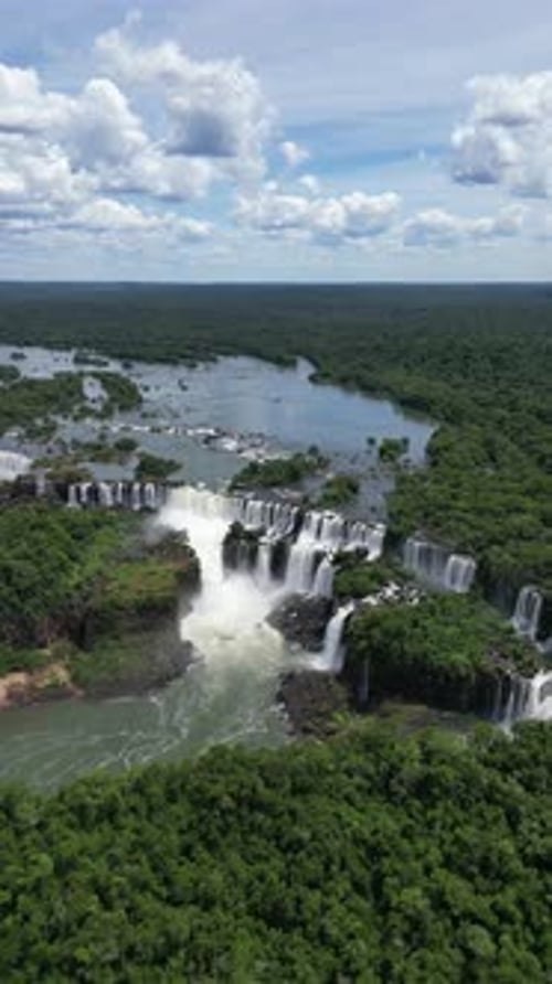 Vue aérienne des chutes d'Iguazu, site touristique de Foz do Iguacu, au Brésil et de Misiones, en Argentine.