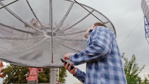 Concepteur de radiotélescopes développant des concepts et concevant de nouveaux types de télescopes, y compris des antennes