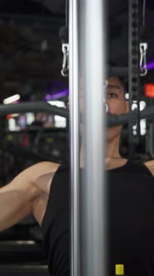 Die Person nimmt an körperlichen Übungen im Fitnessstudio teil und verwendet dabei ein Gerät, das die Entwicklung von