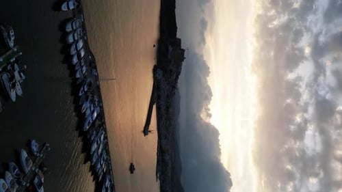 Le Drone survole un port en un timelapse où vous pouvez voir les bateaux naviguer et le nuage