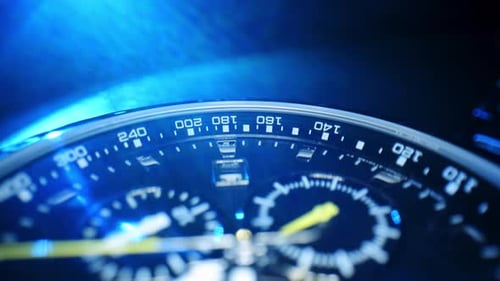 Makro-Nahaufnahme eines Luxus-Chronographen-Zifferblatts, beleuchtet mit Dramatisch Blaulichtpräzision