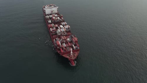 Vista aérea de un enorme buque portacontenedores durante su navegación en mar abierto. Buque en marcha.