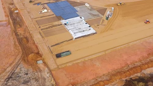 Gran sitio de construcción en progreso con trabajos preliminares y