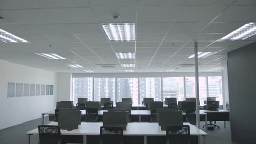 Espacio de oficina Corporativa fresco y moderno: escritorio y sillas