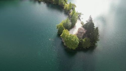 Imágenes aéreas sobre la capilla del lago Doxa en Grecia, naturaleza, verde, paisaje lacustre