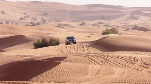 Atravesando dunas en el desierto de Arabia