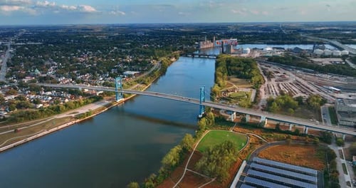 Die Anthony Wayne Bridge oder High Level Bridge mit vorbeifahrenden Autos.
