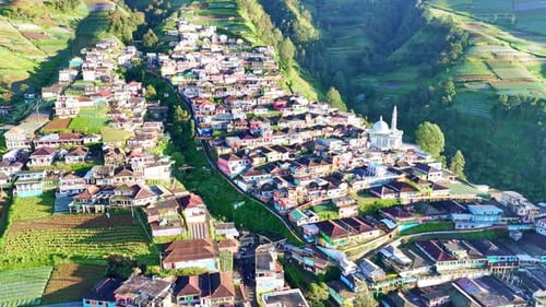 Luftaufnahmen eines malerischen Bergdorfs in Indonesien mit farbenfrohen traditionellen Häusern