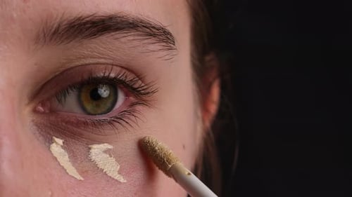 Professionelles Make-up-Tutorial: Master Class: Concealer Under Eyes Foundation für die Augenlider auftragen