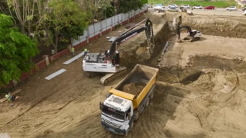 Bodenantenne eines Baggers, der Erde in den LKW lädt