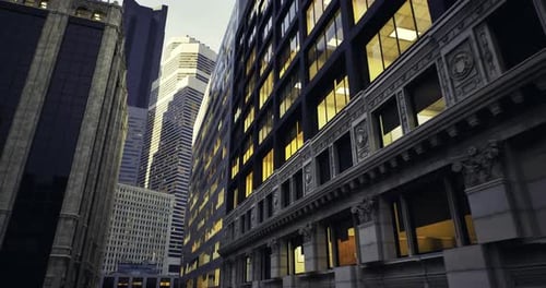 Edificios urbanos que muestran arquitectura moderna y clásica durante la puesta de sol