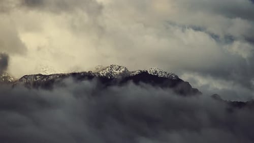 Brouillard et nuages dans les montagnes