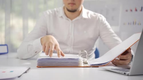 Geschäftsmann schaut sich Akten an.