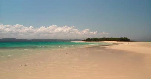 Bela vista de uma praia durante um dia ensolarado. Conceito: viagens, férias, paisagens