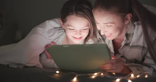 Tablet, Nacht und Mutter mit Tochter im Schlafzimmer zum Geschichtenerzählen, Streamen und Ansehen von Filmen