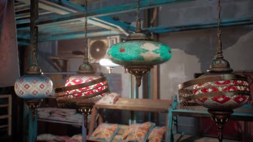 Groupe de lampes suspendues au plafond