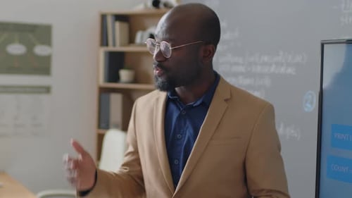 Profesor masculino dando una conferencia sobre el algoritmo de codificación