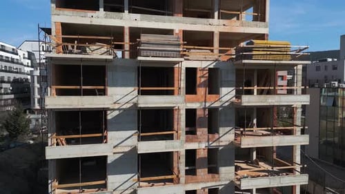 Baustelle eines Hochhauses an einem sonnigen Tag Die Betonfachwerkkrane und