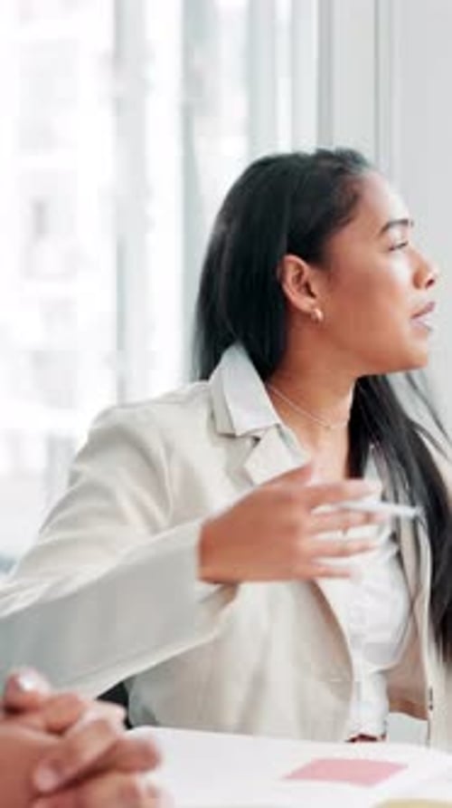 Développement, feedback ou femme d'affaires en réunion pour discussion, financement de projet ou fusion B2B