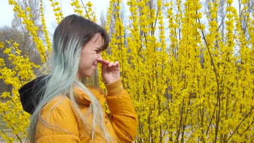 Adolescent qui éternue dans Blooming Park