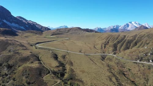 Vista aérea de la carretera del paso de montaña con hermosos paisajes de fondo en el Do